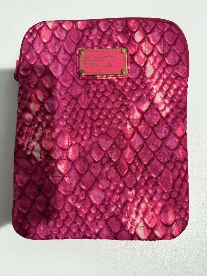 Capa Y rosa pele de cobra para iPad Marc Jacobs - Imagem 2 de 4