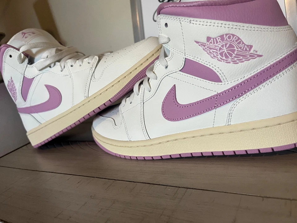 Tamanho 11- Air Jordan 1 médio morangos e creme com - Imagem 2 de 4