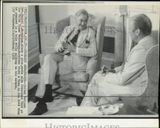 1975 Press Photo Daniel Moynihan, minus shoe, talks with President Ford in D.C.