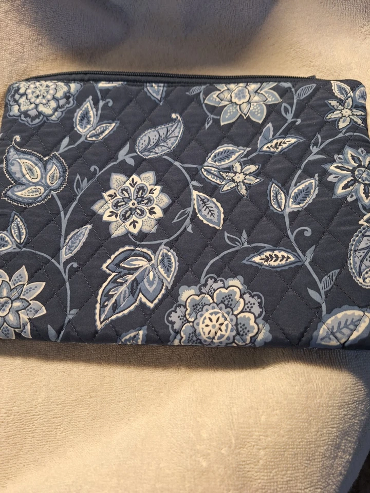 Bolsa cosmética Waverly acolchoada azul floral com zíper - Imagem 3 de 4