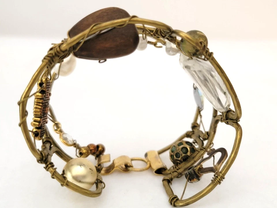 Brazalete artesanal de diamantes de imitación de perlas de agua dulce de cuarzo con suspensión de alambre de latón Foto 3 de 4