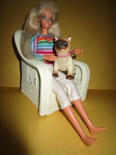 BZ-36) ALTE BLONDE VINTAGE BARBIE VOLL BEWEGLICH MATTEL+RATTAN-KORBSESSEL+KATZE
