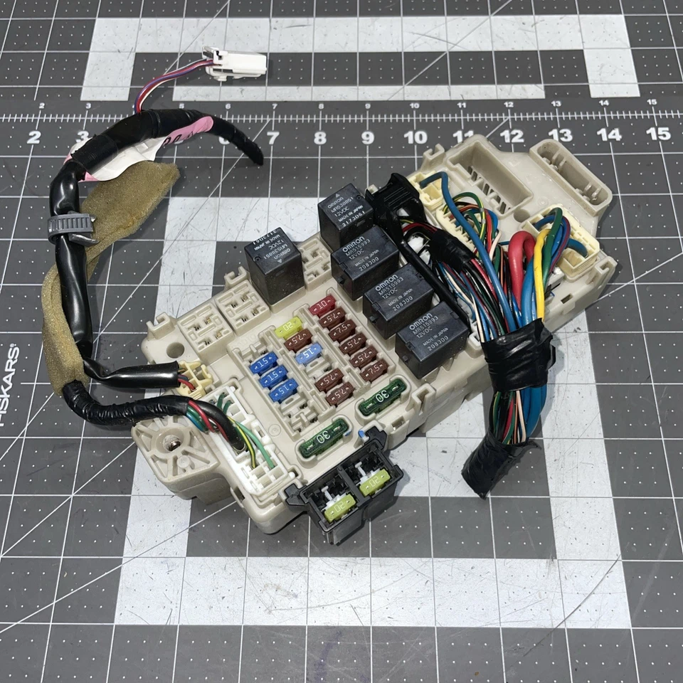 2000 2005 Mitsubishi Eclipse Interior Fuse Box Relay Junction Block Assembly - Image 2 of 4