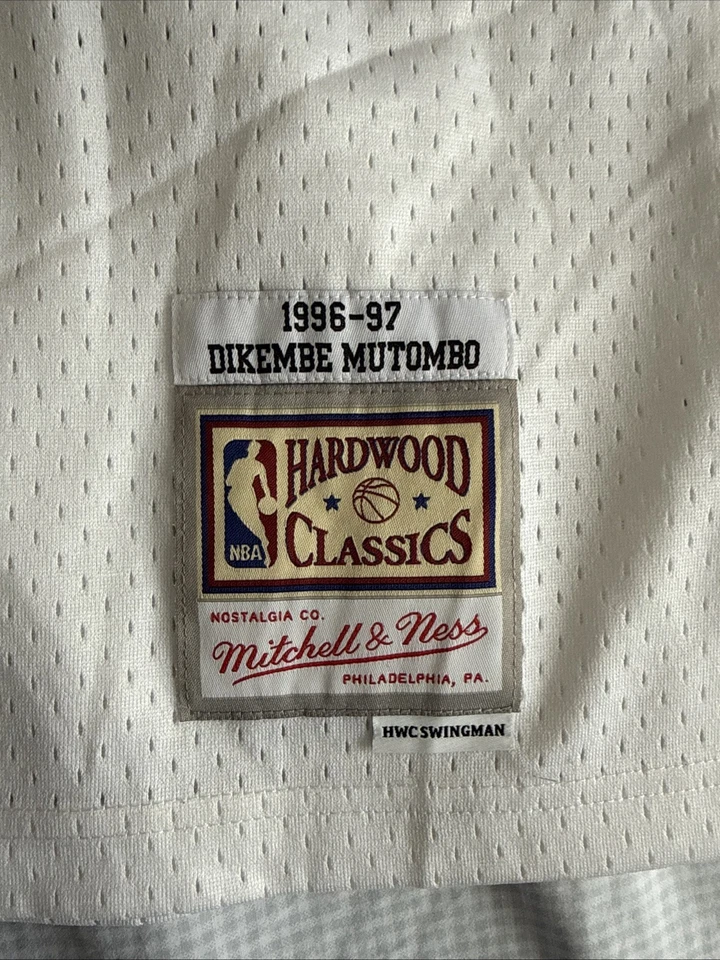 Mitchell & Ness Dikembe Mutombo #55 Atlanta Hawks 1996/97 para hombre talla XL - blanco Foto 3 de 4