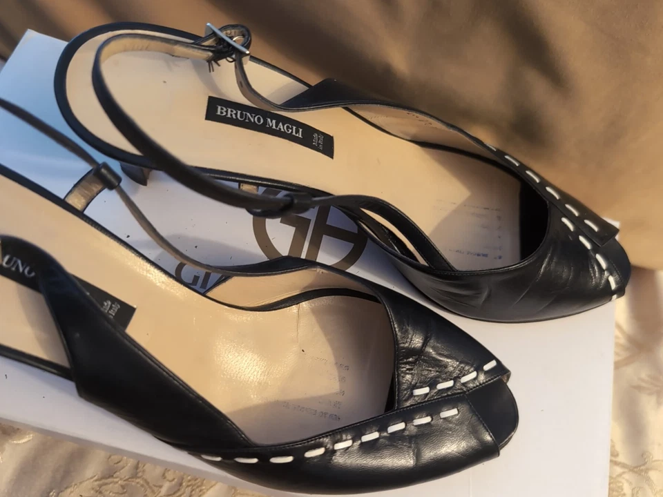 Salto Bruno Magli em excelente estado usado, tamanho 9 estreito, couro azul marinho listra branca - Imagem 2 de 4