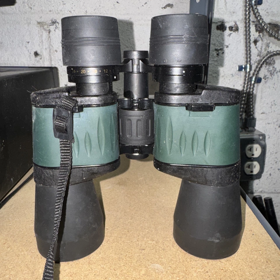 Binoculares con zoom Konus 8-24x50 mm - 2108 Tacky Feel Foto 2 de 4