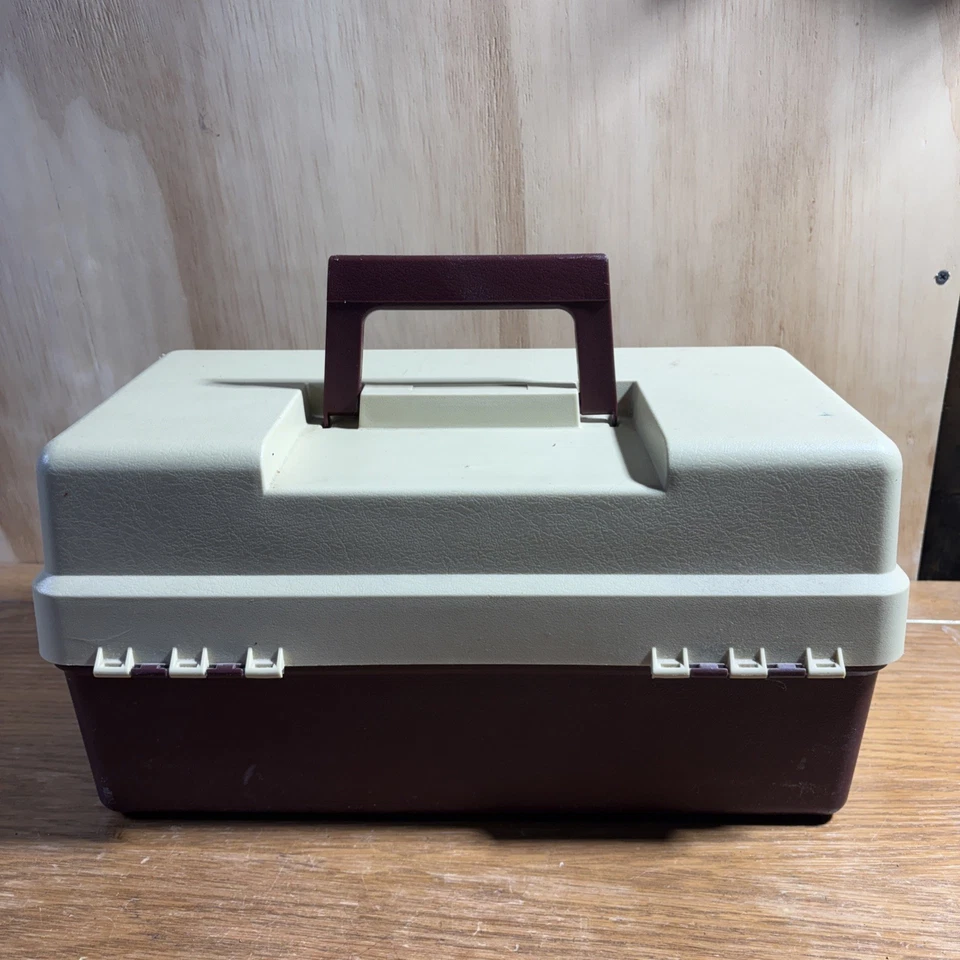 Caja de aparejos de pesca de tres bandejas Plano 3300 bronceada y púrpura muy bonita Foto 4 de 4