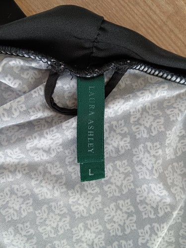 Bata boho blanca y negra Laura Ashley usada en excelente estado elástica para mujer grande estampado geométrico - Imagen 6 de 10