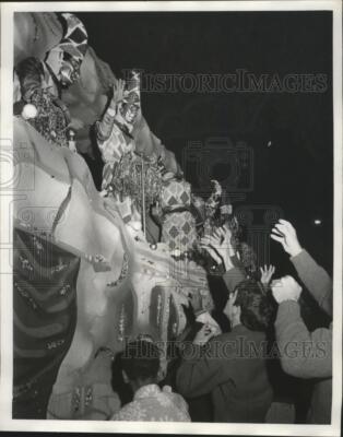 1972 Press Photo Carnival Parade- Eager hands reach to Krewe of Mecca float.