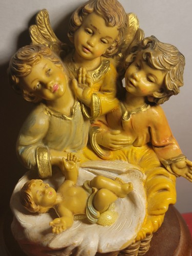 Vintage Fontanini Music Box featuring three cherubs surrounding Baby Jesus 1980s