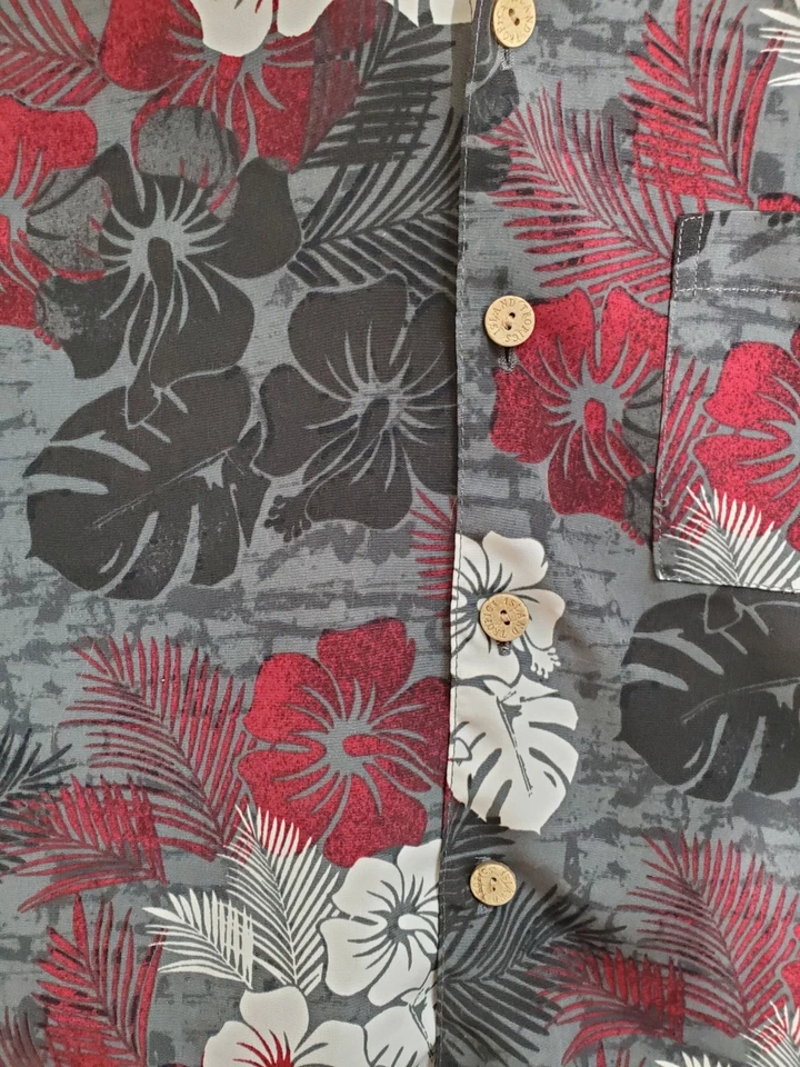Camisa temática hawaiana abotonada para niños con flores y hojas rojas, blancas y negras Foto 3 de 4