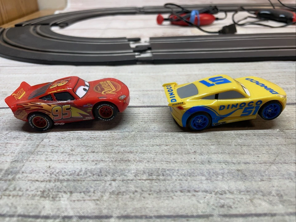 CARRERA DISNEY PIXAR SLOT CAR RACE Track con 2 CARROS. McQueen Dinoco rojo/amarillo Foto 4 de 4