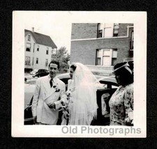 BRIDE GROOM BEAUTIFUL WEDDING DRESS WHITE TUX  CAR OLD/VINTAGE PHOTO- E470