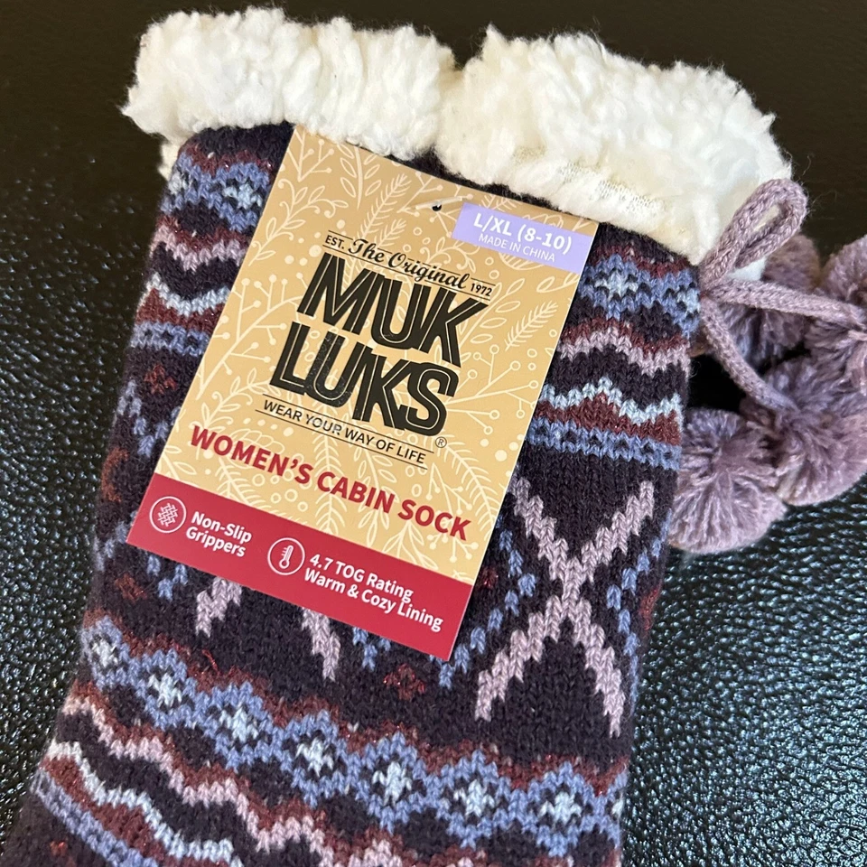 Calcetines de cabina MUK LUKS cálidos acogedores forrados difusos pompón púrpura para mujer L/XL 8-10 NUEVOS CON ETIQUETAS Foto 2 de 4