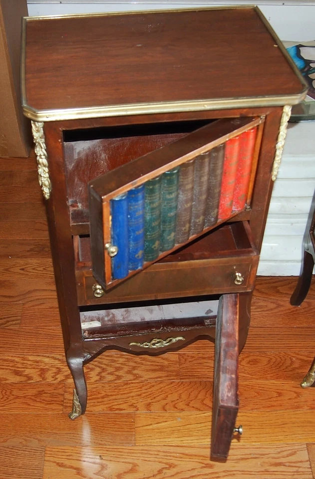 PAR MESITA DE NOCHE PRECIOSO MOTIVO DE LIBROS CON ORMOLO Y MADERA 3 NIVELES H=31 3/8" Foto 4 de 4