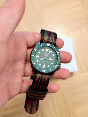 Seiko 5 Sports SRPD77K1 mit grünem Zifferblatt und Barton Navy Red Strap