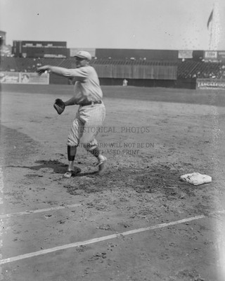BABE RUTH IN ACTION BASEBALL NEW YORK CITY 1920 8X10 PHOTO