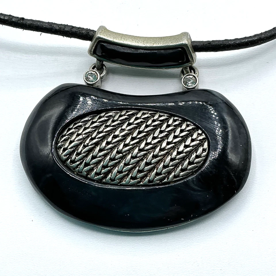 Collar de cuero llamativo colgante grande tono plata piedra negra Chicos Foto 4 de 4