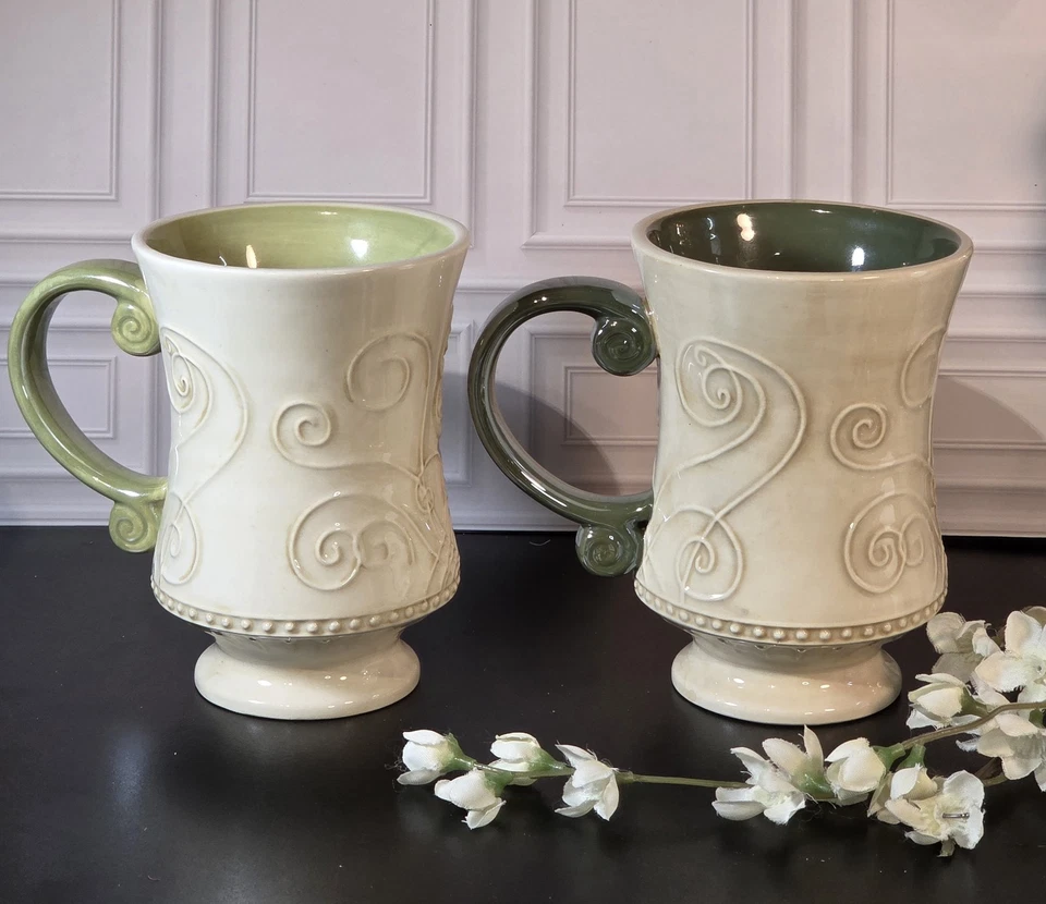 Juego de dos tazas de café irlandesas celtas arte popular verde y beige Foto 3 de 4