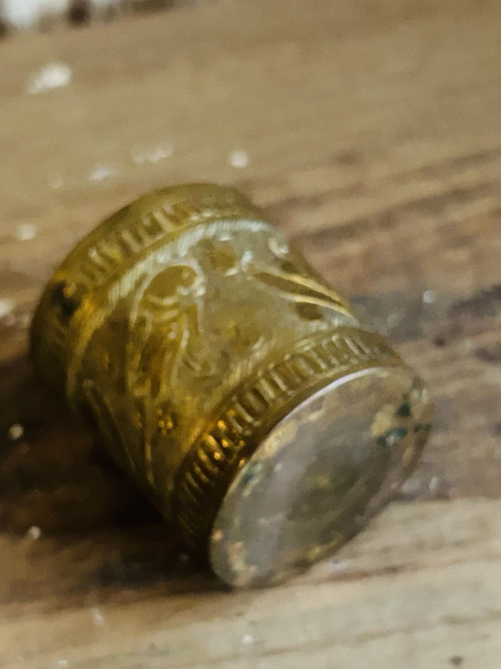 Antigua taza de beber grabada de latón con decoración de taza india vintage de 2" de alto Foto 3 de 3