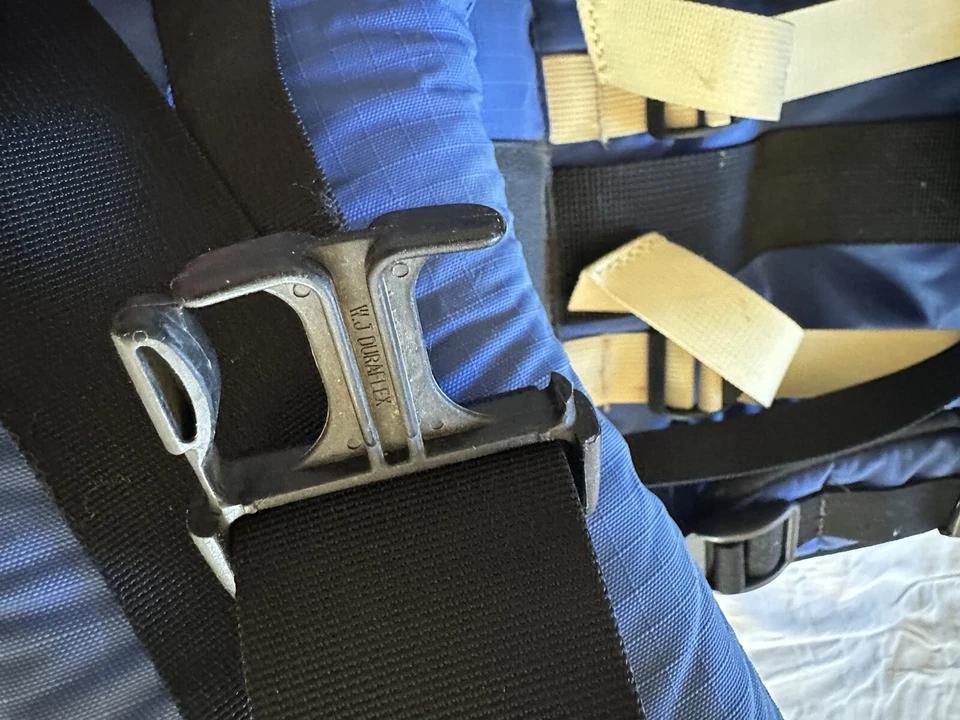 Mochila portabebés Kelty Kids Trek azul de pie al aire libre senderismo Foto 4 de 4