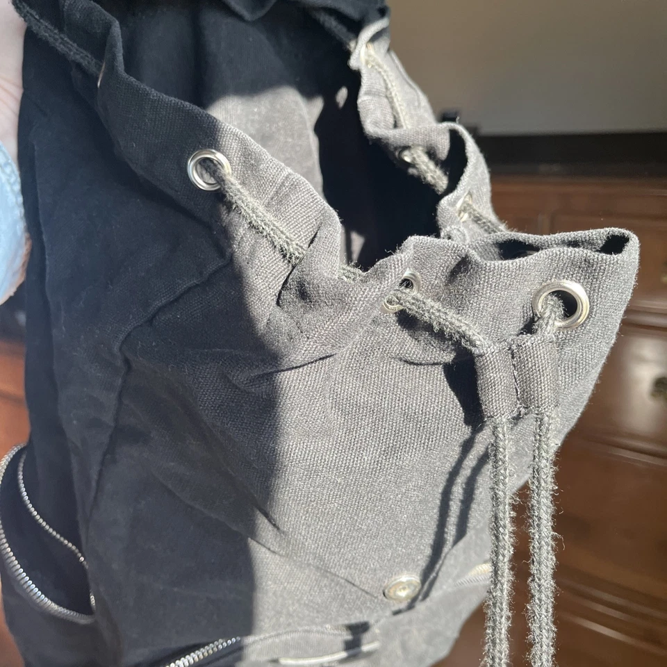 粉色维多利亚的秘密背包黑色银色抽绳翻盖帆布背包 VS Y2K — 第 4/4 张图片