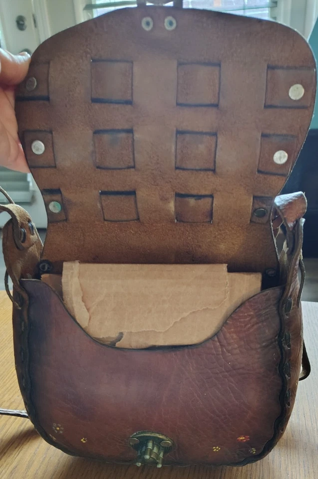 De colección - Bolso de cuero mecanizado a mano - Acentos pintados florales - Años 60 - Años 70 - Cierre metálico Foto 3 de 4