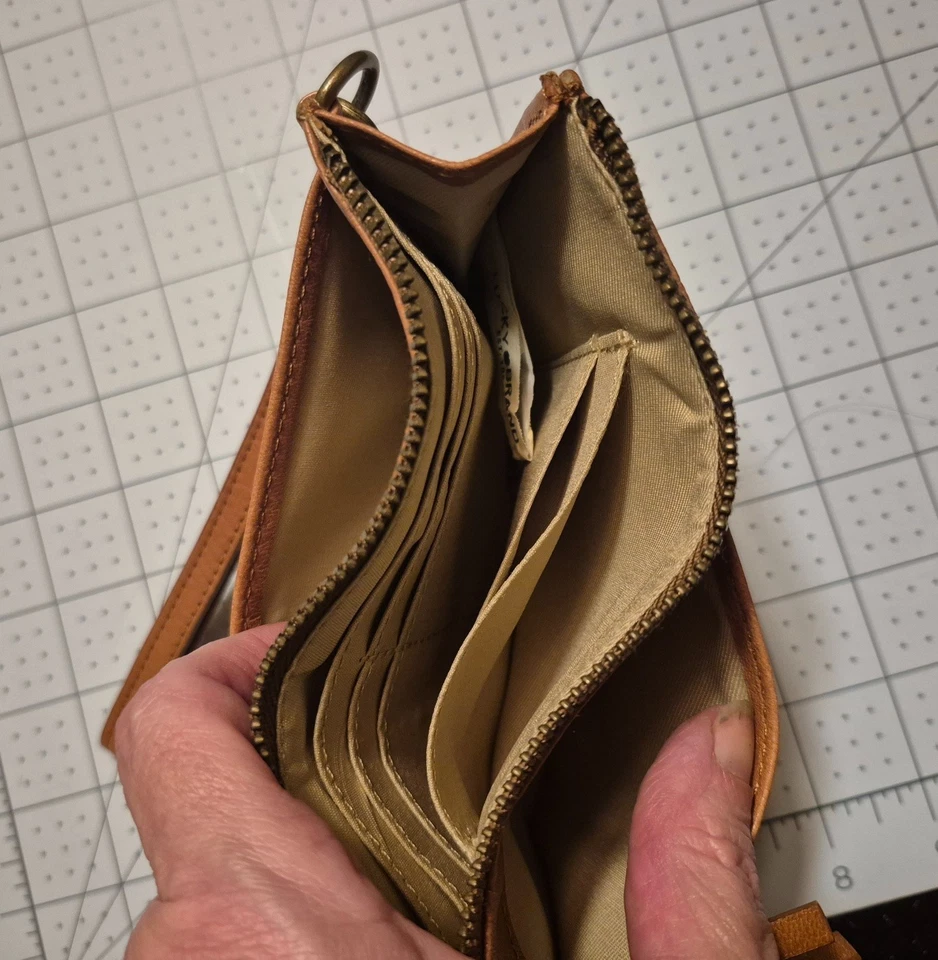 Cartera de muñeca de cuero tostado Lucky Brand - Cremallera superior, correa desmontable, logotipo en relieve Foto 4 de 4