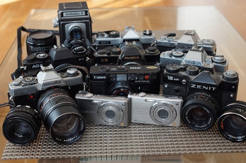 Konvolut 11 Kameras, Objektive als Ersatzteilspender oder zum Wiederaufbau