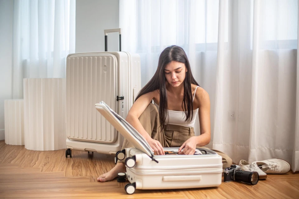 Hardside Expandable Luggage Laptop Bag with Spinner Wheels, White - Image 2 of 4