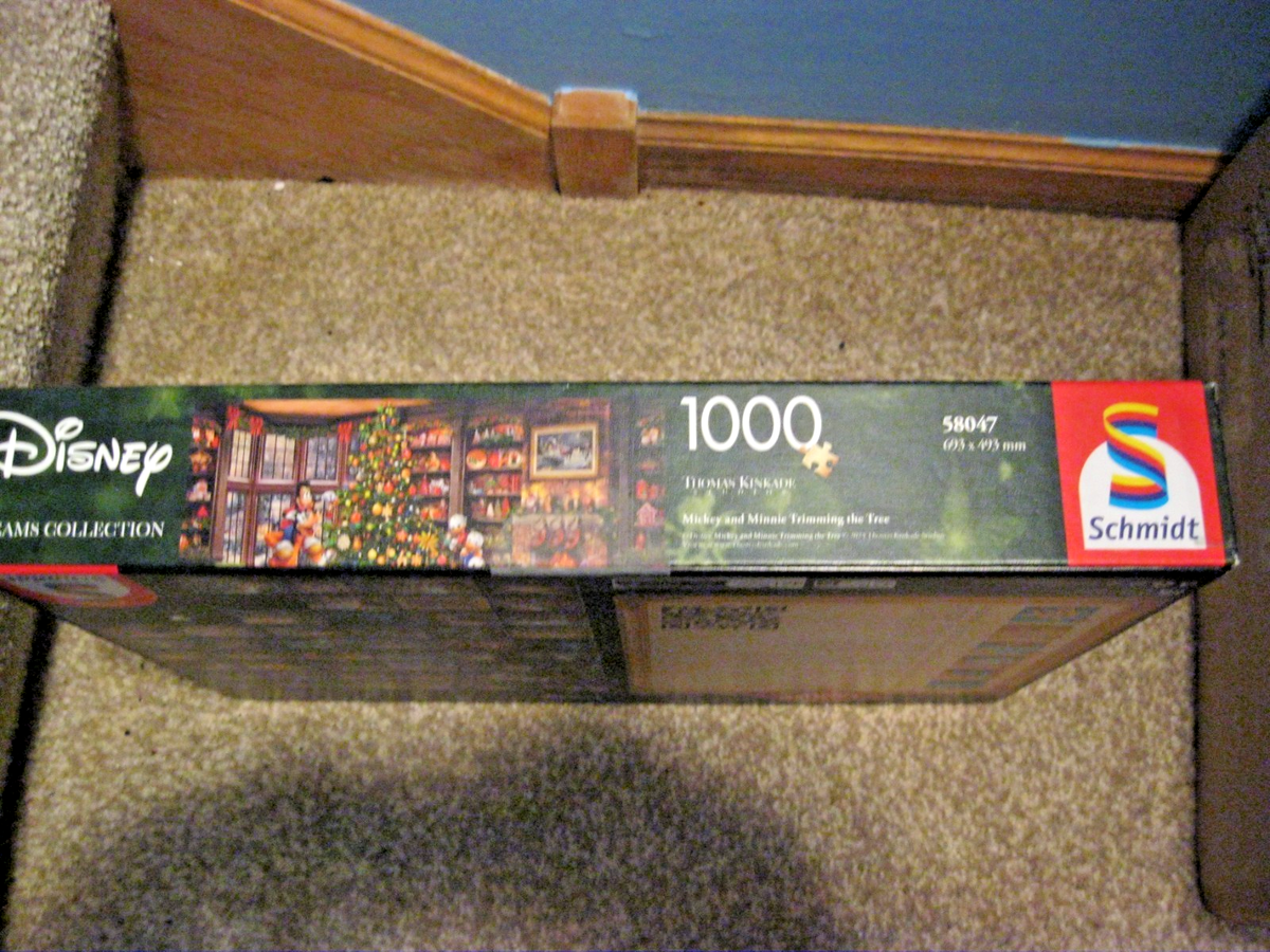 SCHMIDT 1000 PIECE PUZZLE DISNEY: MICKEY & MINNIE TRIMMING THE