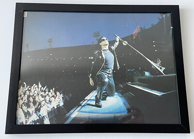 U2 ボノ フォトフレーム入り写真 Vintage U2 Bono Concert Photo by Mick Hutson 1993 Framed Picture