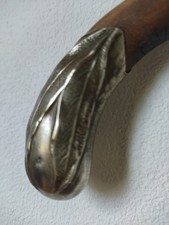 SOBRE ET ÉLÉGANTE ANCIENNE BELLE CANNE FERREE . POMMEAU STYLÉ, DECOR ARGENTÉ 