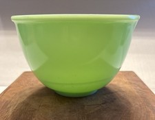 Vintage McKee Green Jadeite Jadite Glass Beater Mixing Serving Bowl w/Spout 6.5”