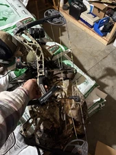 Bowtech Diamond Edge Display 320 RH 7-70lbs 15"-31" Camo With Bow Case