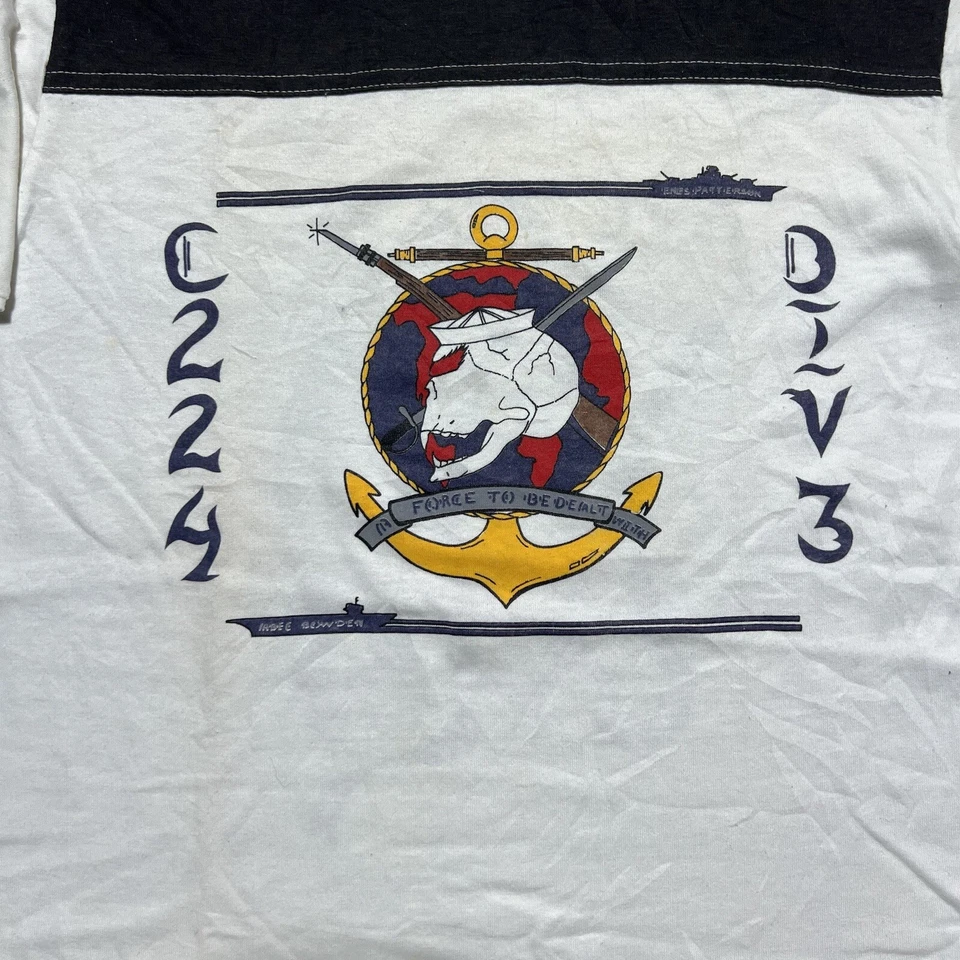 Винтажная футболка 80-х годов темно-синяя лодочная эскадрилья военная C224 DIV3 череп меч пистолет - средняя - Изображение 2 из 4