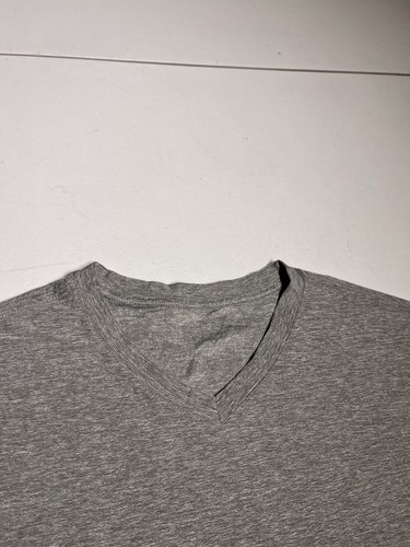 Vuori Shirt Men's XL Strato Tech Tee T Gym Yoga Gray Heathered V Neck Casual - Picture 5 of 8