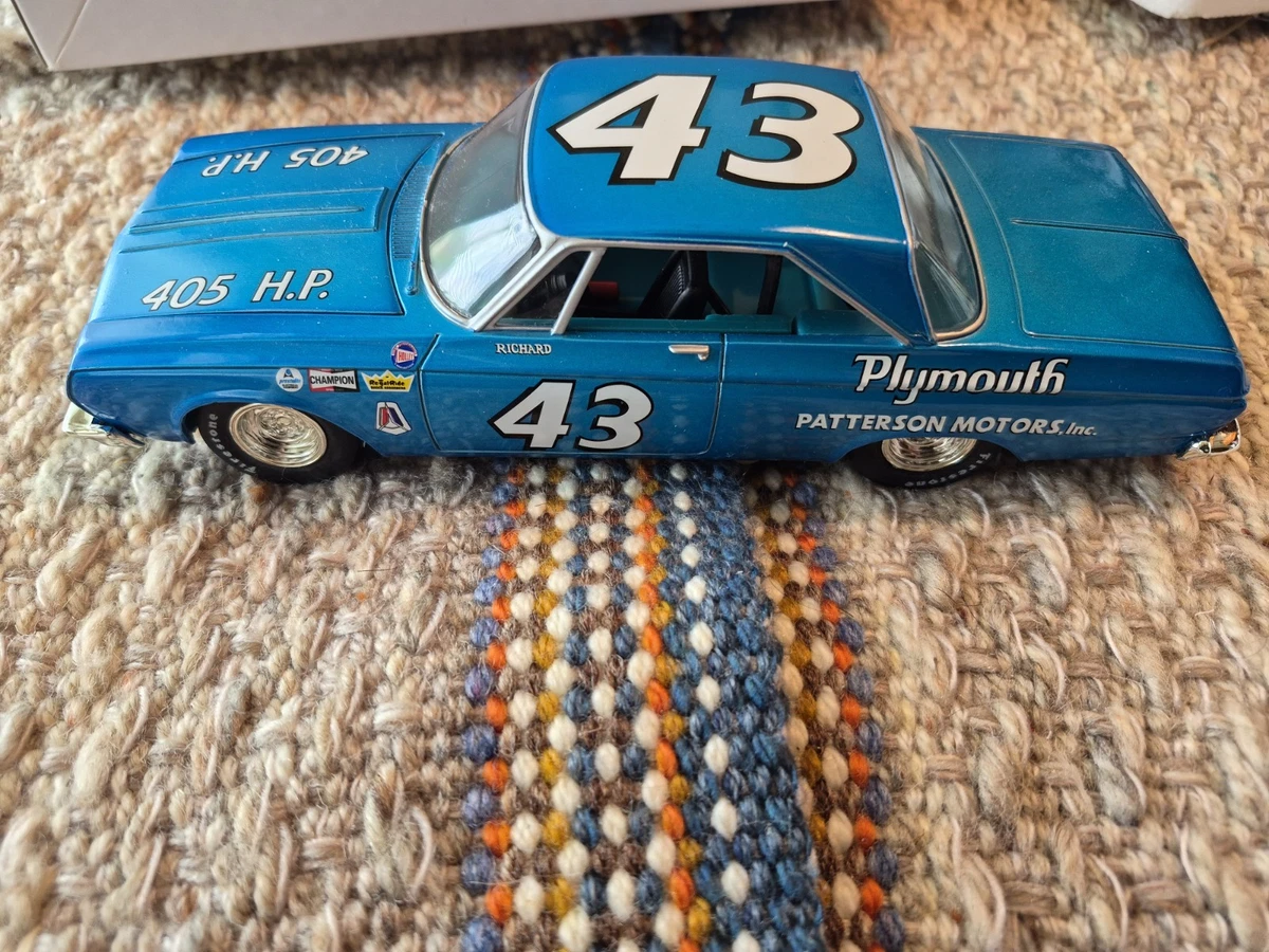 Plymouth Diecast Racing Cars Richard Petty 1964 Vehicle Year for