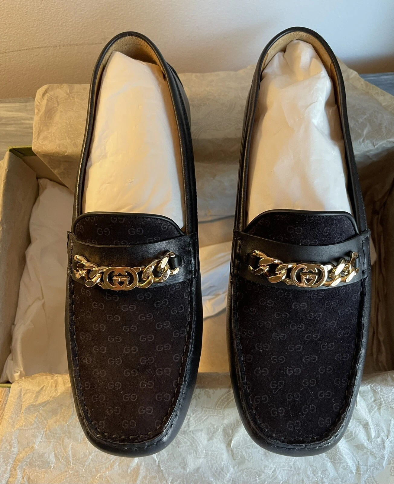 Mocassins homme noirs Gucci Driver neufs imprimé signature daim chaîne dorée taille US 10