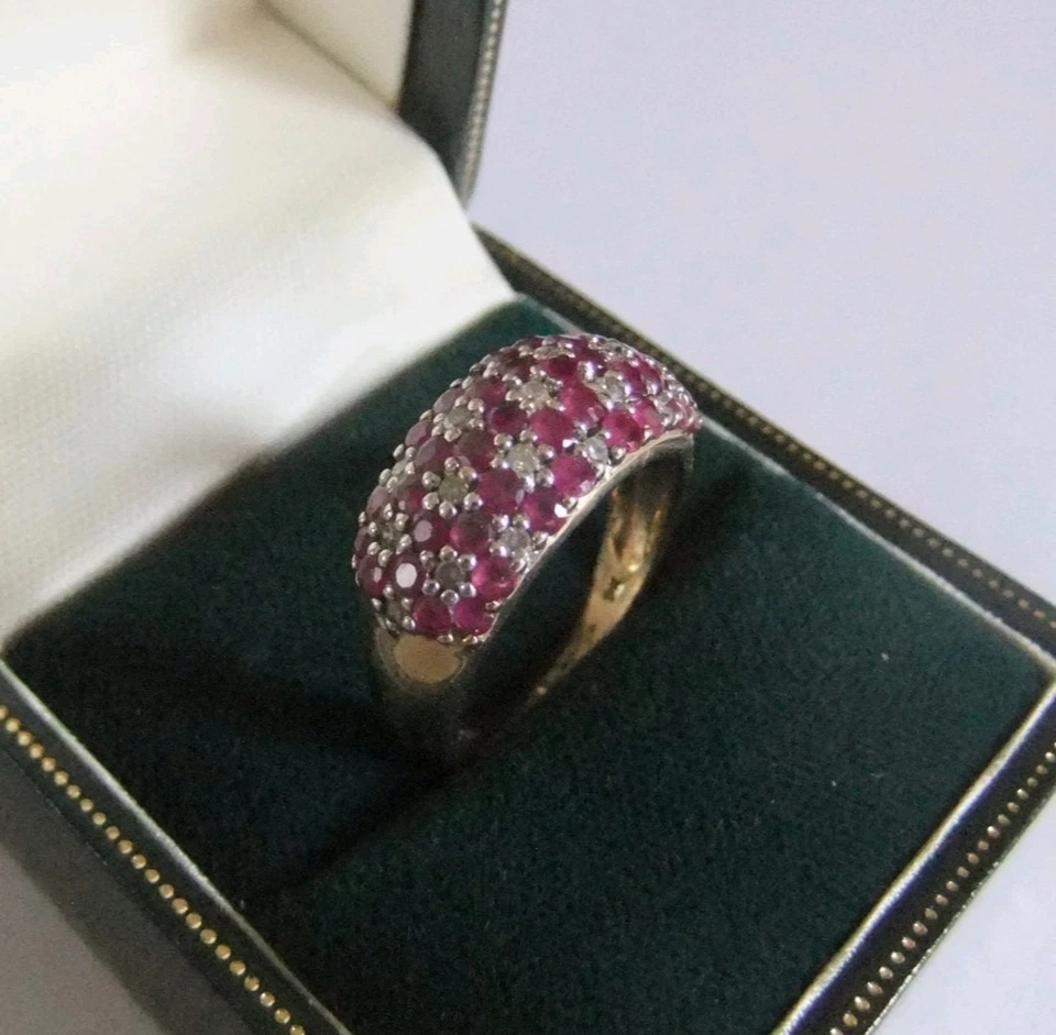 BEAUTIFUL VINTAGE 9ct. GOLD NATURAL DIAMOND & RUBY CLUSTER RING * SIZE L 1/2 * - Image 3 of 4
