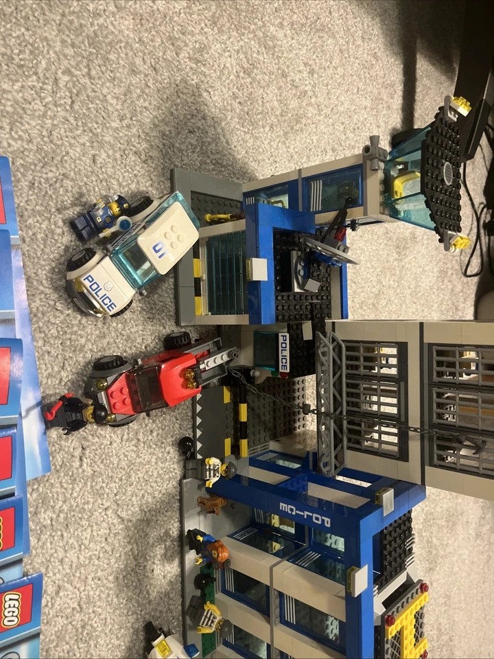 LEGO CITY: Police Station (60047) Complete with Manuals and Minifigures!! - Image 4 of 4