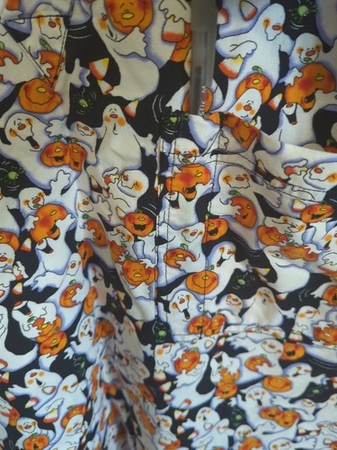 S.C.R.U.B.S. Scrub Top Size MEDIUM Halloween White Ghosts Pumpkins Print EUC - Picture 6 of 7
