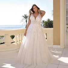 Elegant Plus Size Wedding Dresses V-Neck Sleeveless Lace Appliques Bridal Gowns