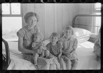 Photo:Caruthersville Missouri 1938 Children Mother Bedroom Levee Side Home
