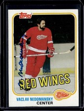 1981-82 TOPPS HOCKEY NHL AUTOGRAPH #94 VACLAV NEDOMANSKY RED WINGS ON CARD AUTO