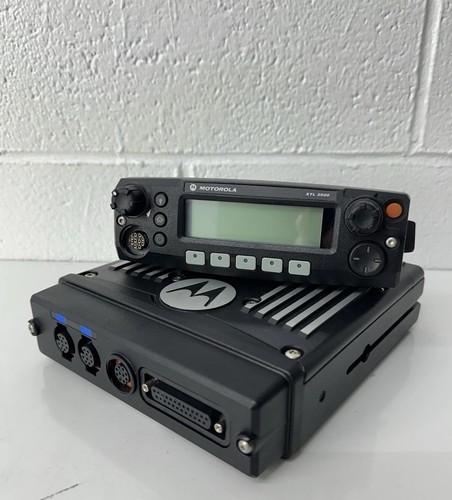 Motorola XTL2500 UHF Mobile Radio M21URM9PW1AN w/ O5 Remote Head CHIB P25