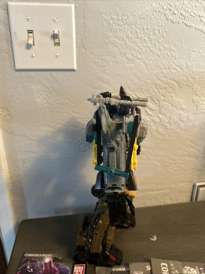 Hasbro Transformers Combiner Wars Combaticons Bruticus con onda de choque Foto 4 de 4