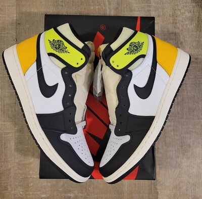 BRAND NEW NIKE JORDAN 1 RETRO HIGH OG WHITE BLACK VOLT GOLD SIZE 10M 555088-118