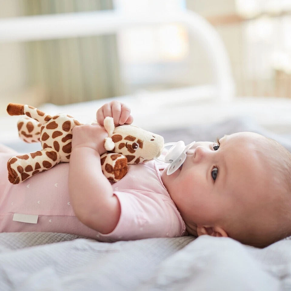 Philips Avent Giraffe Snuggle Baby Comforter with Ultra Soft Soother plush Toy - Image 3 of 3