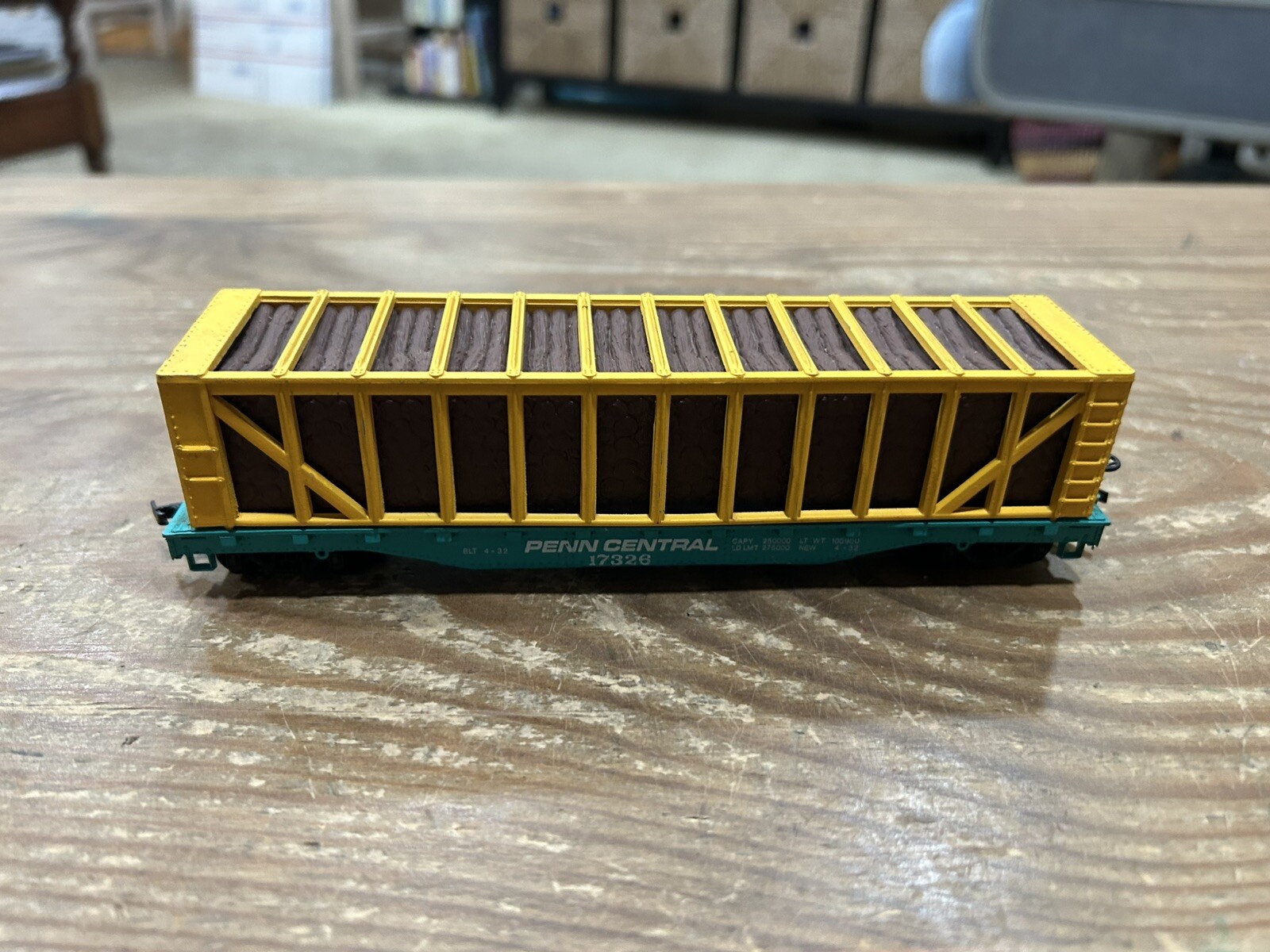 Bachmann Penn  Central Flat Car w/Pulp Load  17326  HO Scale Trains